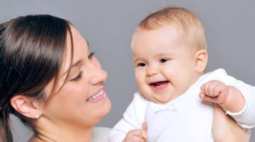 Jak wspierać rozwój psychiczny dziecka w 2. miesiącu życia? 8 wskazówek dla rodziców