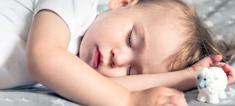 Ile powinny spać niemowlęta i dzieci do 5. roku życia