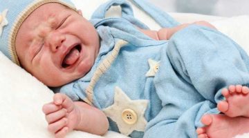 niemowlę płacze przez sen